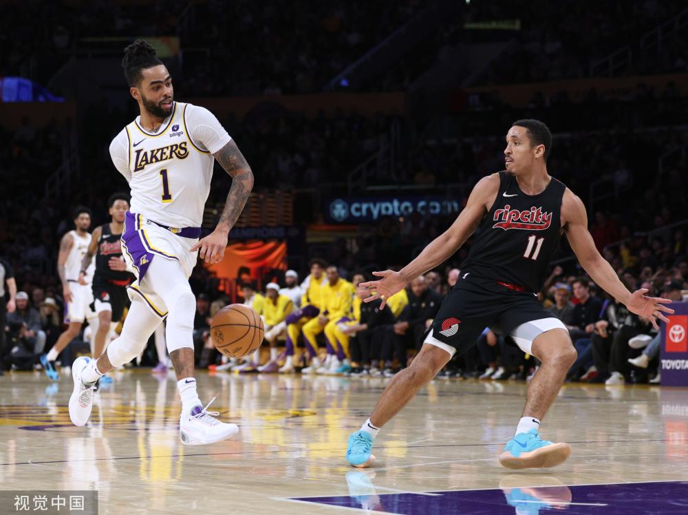 篮板争夺中 篮板争夺中